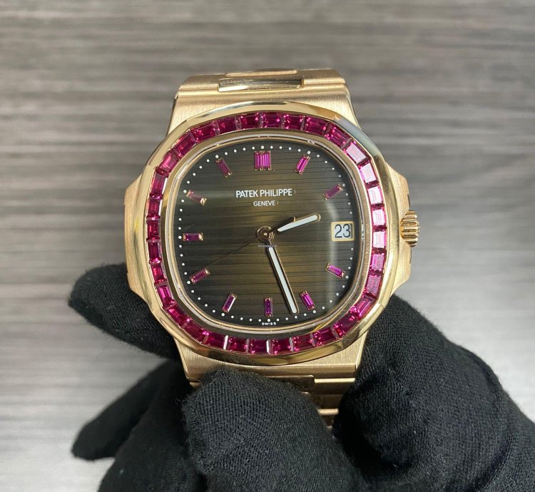 Patek Philippe Nautilus 5723 112r-001 Ruby Nautilus