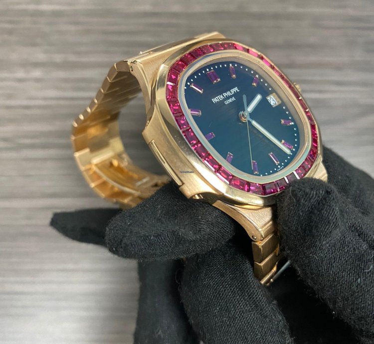 Patek Philippe Nautilus 5723 112r-001 Ruby Nautilus