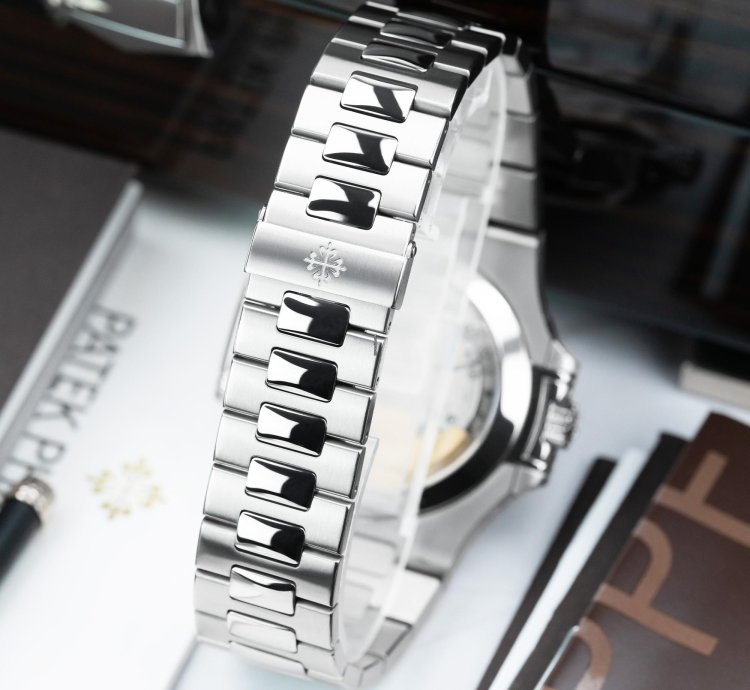 Patek Philippe Nautilus 5726 1a-001 - 2014 Full Set Serviced By Patek 2020 - Steel 40 5mm Grey Dial