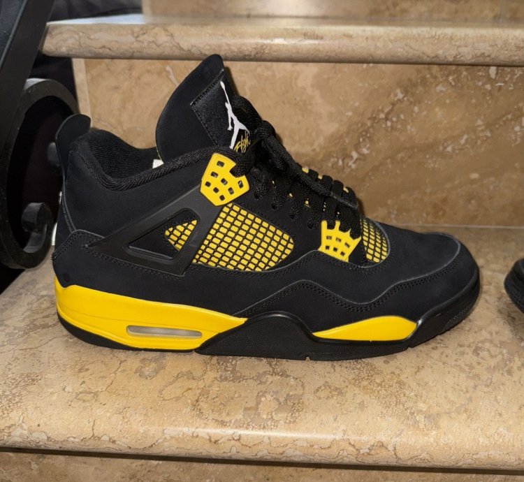 Air Jordan 4 Retro Thunder