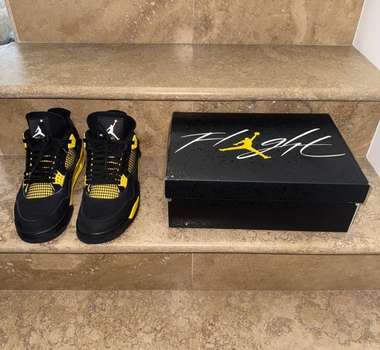 Air Jordan 4 Retro Thunder