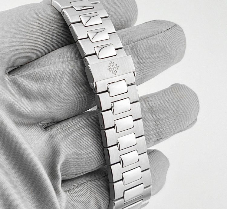 Patek Philippe Nautilus 5726 1a-001 Annual Calendar Moon Phases Stainless Steel 2017