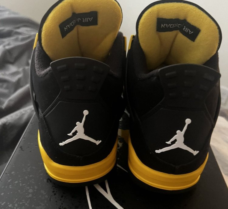 Air Jordan 4 Retro Thunder 2023