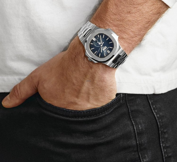 Patek Philippe Nautilus 5726 1a-014 Annual Calendar Stainless Steel Blue Dial 2019