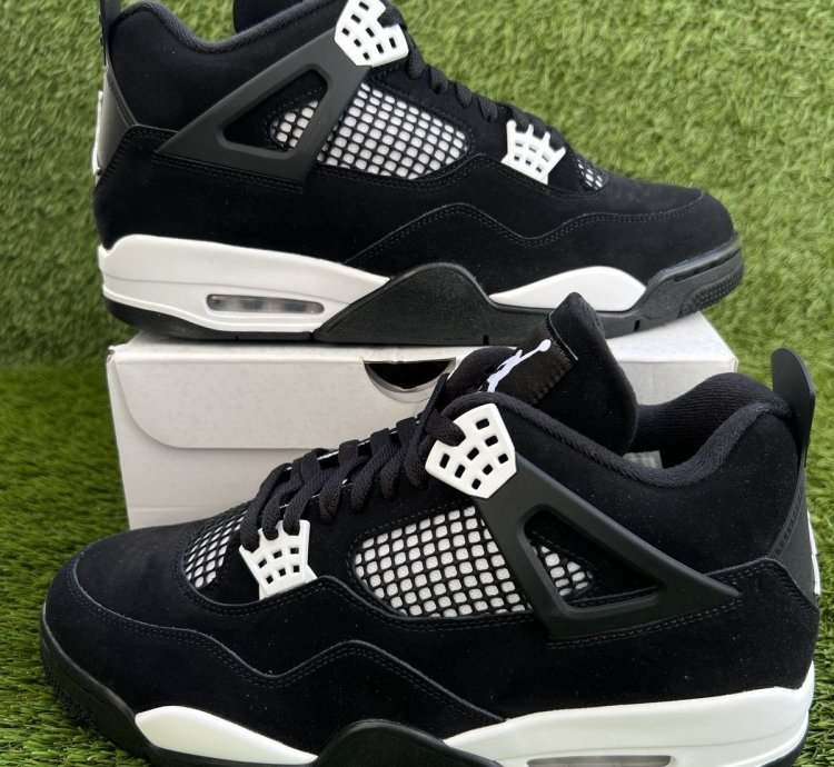 Air Jordan 4 Retro White Thunder