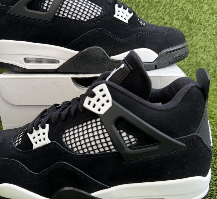 Air Jordan 4 Retro White Thunder