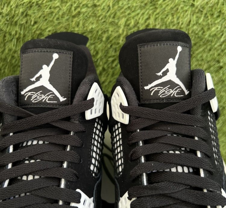 Air Jordan 4 Retro White Thunder