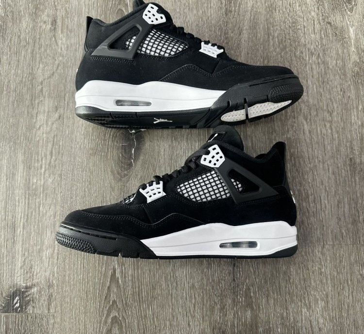 Air Jordan 4 Retro White Thunder Pre-owned