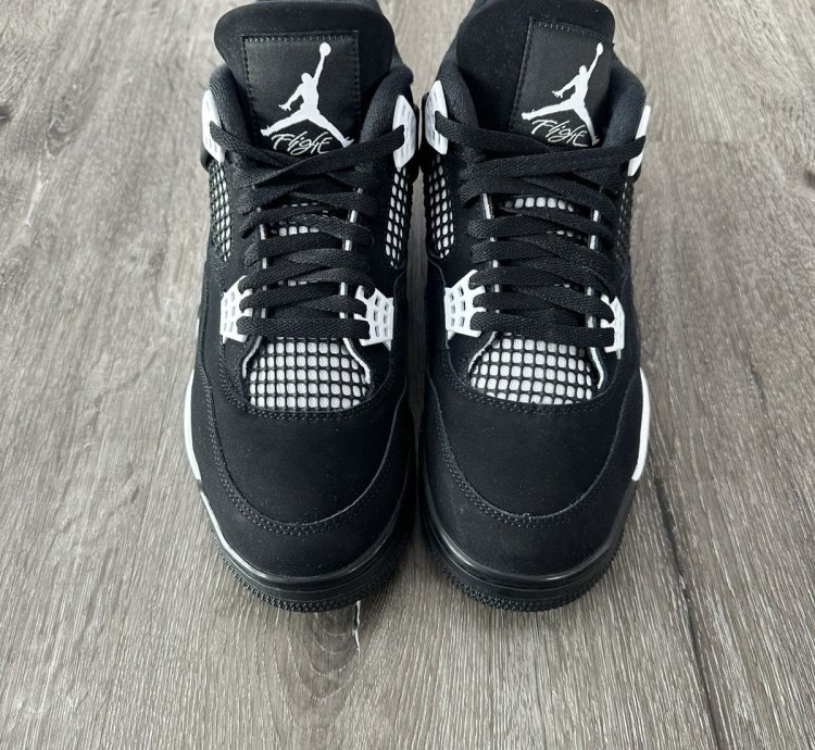 Air Jordan 4 Retro White Thunder Pre-owned