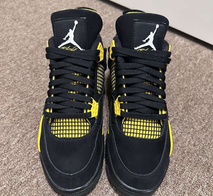 Air Jordan 4 Thunder
