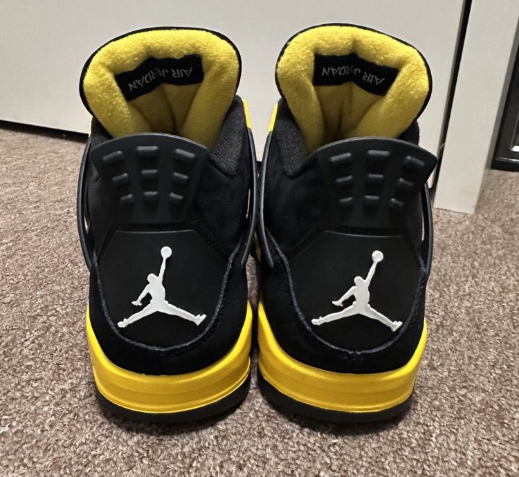 Air Jordan 4 Thunder