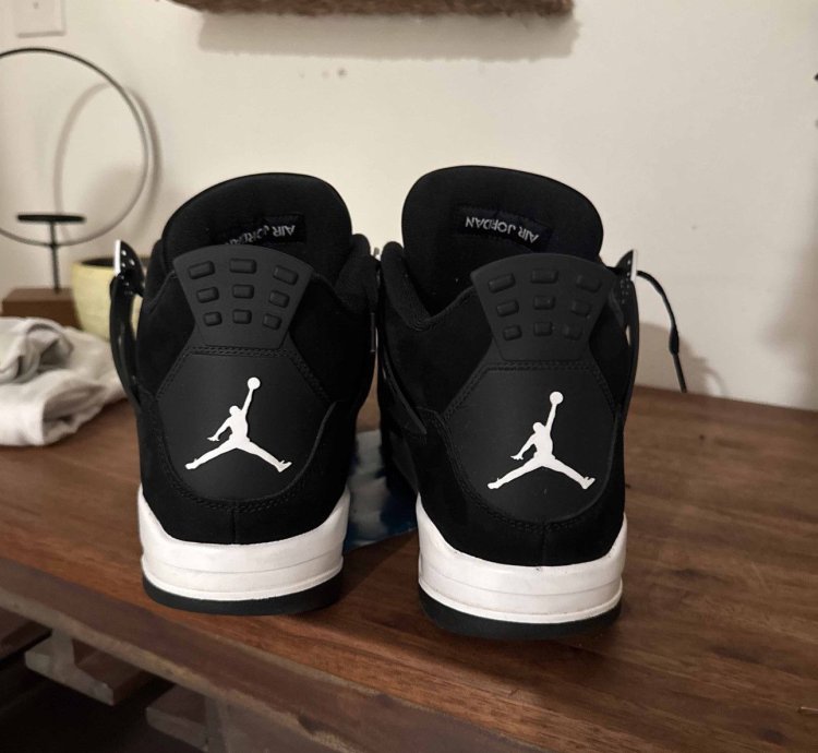 Air Jordan 4 White Thunder