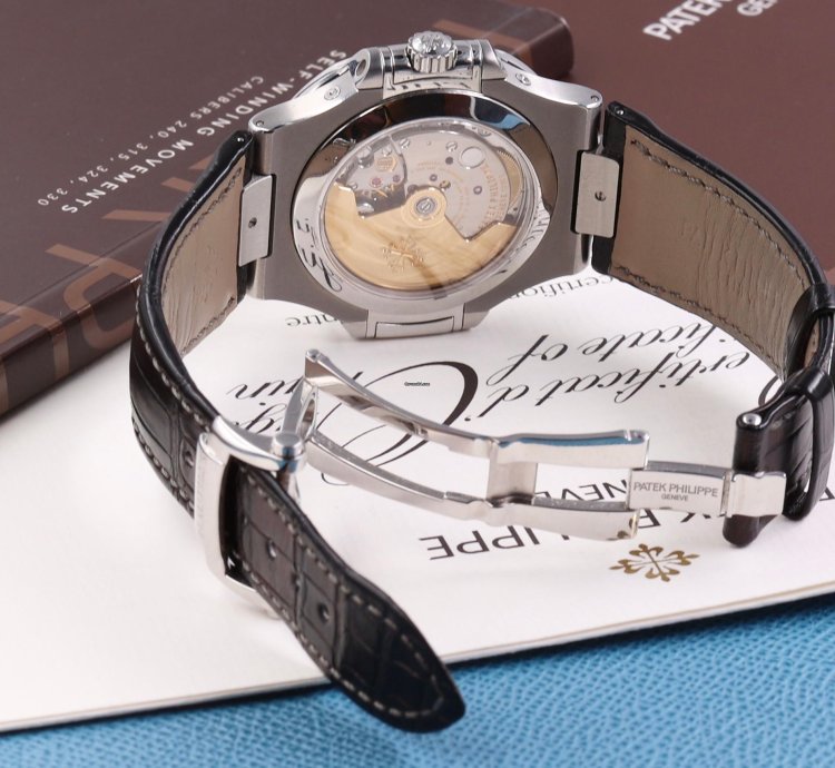 Patek Philippe Nautilus 5726a-001 - Full Set - Excellent Condition - 2013
