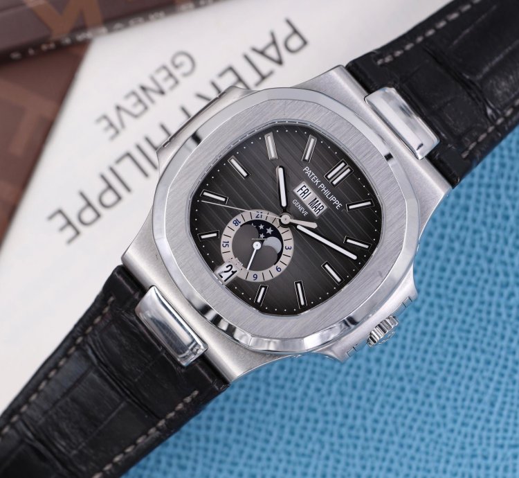 Patek Philippe Nautilus 5726a-001 - Full Set - Excellent Condition - 2013