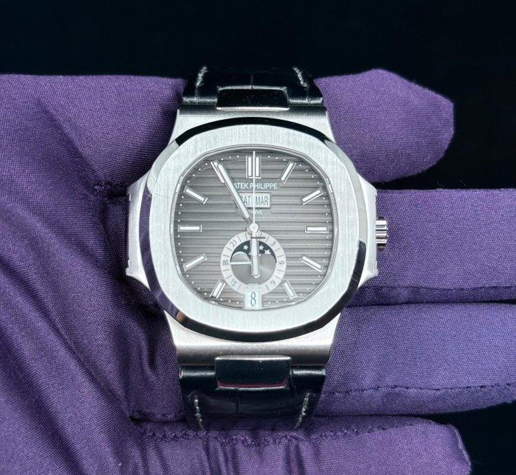 Patek Philippe Nautilus 5726a-001 Stainless Steel Full Set Annual Calendar 2022