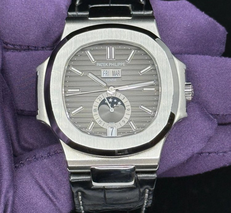Patek Philippe Nautilus 5726a-001 Stainless Steel Full Set Annual Calendar 2022