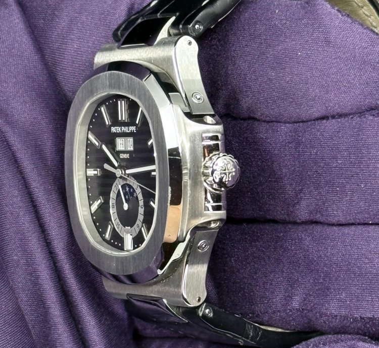Patek Philippe Nautilus 5726a-001 Stainless Steel Full Set Annual Calendar 2022