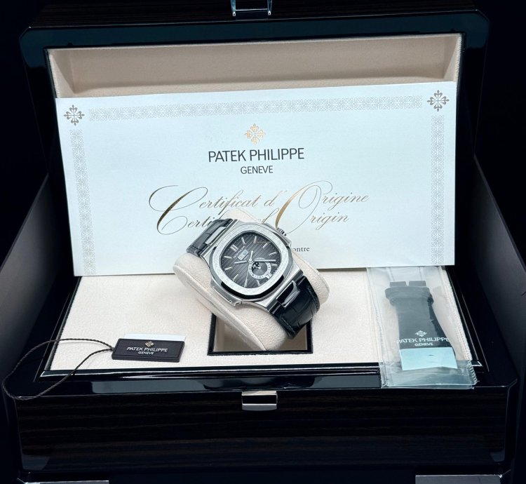 Patek Philippe Nautilus 5726a-001 Stainless Steel Full Set Annual Calendar 2022
