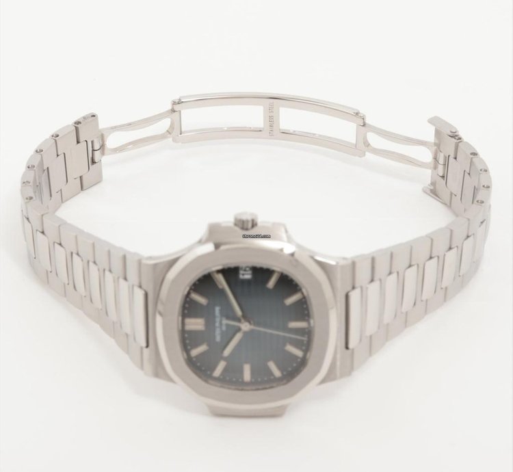 Patek Philippe Nautilus 5800 1a-001 Automatic Steel Very Good