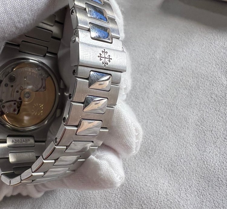 Patek Philippe Nautilus 5800 Archive Papers Excellent Condition
