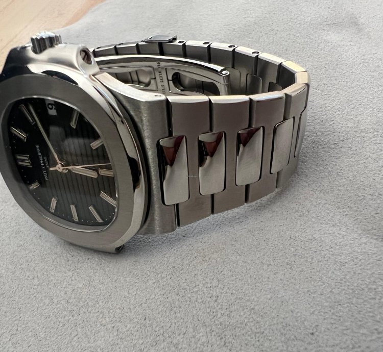 Patek Philippe Nautilus 5800 Archive Papers Excellent Condition