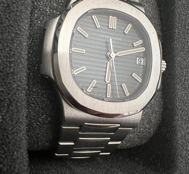 Patek Philippe Nautilus 5800 Archive Papers Excellent Condition