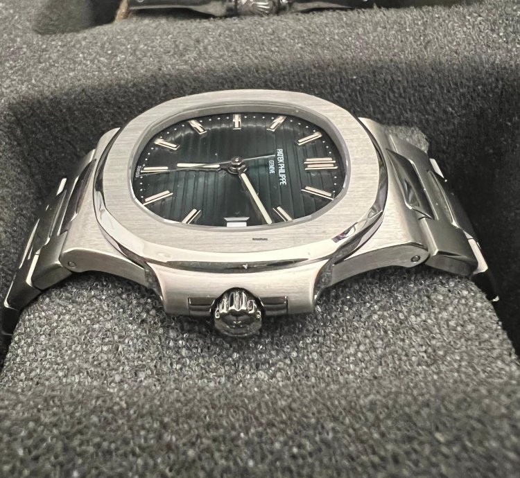 Patek Philippe Nautilus 5800 Archive Papers Excellent Condition