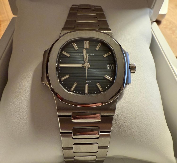 Patek Philippe Nautilus 5800 Archive Papers Excellent Condition