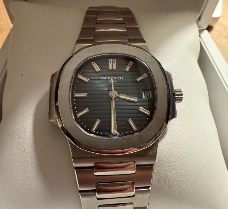 Patek Philippe Nautilus 5800 Archive Papers Excellent Condition
