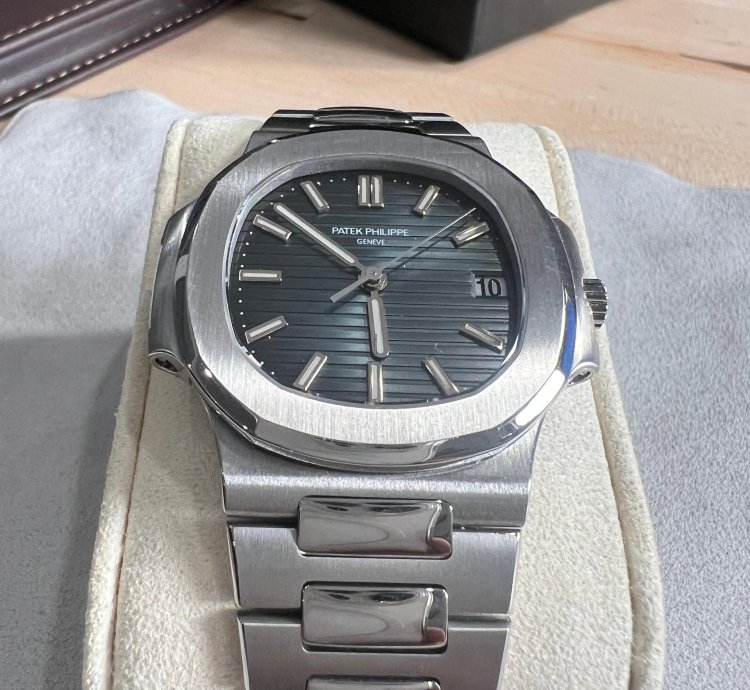 Patek Philippe Nautilus 5800 Archive Papers Excellent Condition