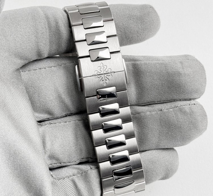 Patek Philippe Nautilus 5811 1g-001 White Gold Blue Dial 2022