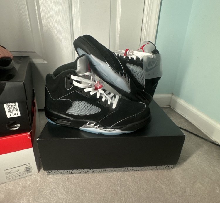 Air Jordan 5 Retro Black Metallic Size-11 Deadstock