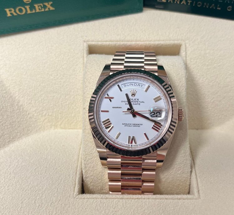 Rolex Day-date 40 Everose Gold Day-date 40 Watch Fluted Bezel White Bevelled Roman Dial 228235
