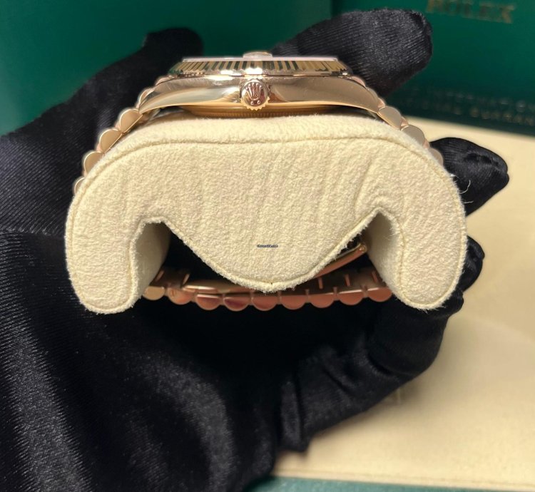 Rolex Day-date 40 Everose Gold Day-date 40 Watch Fluted Bezel White Bevelled Roman Dial 228235