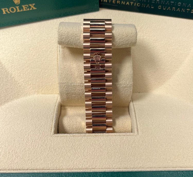 Rolex Day-date 40 Everose Gold Day-date 40 Watch Fluted Bezel White Bevelled Roman Dial 228235