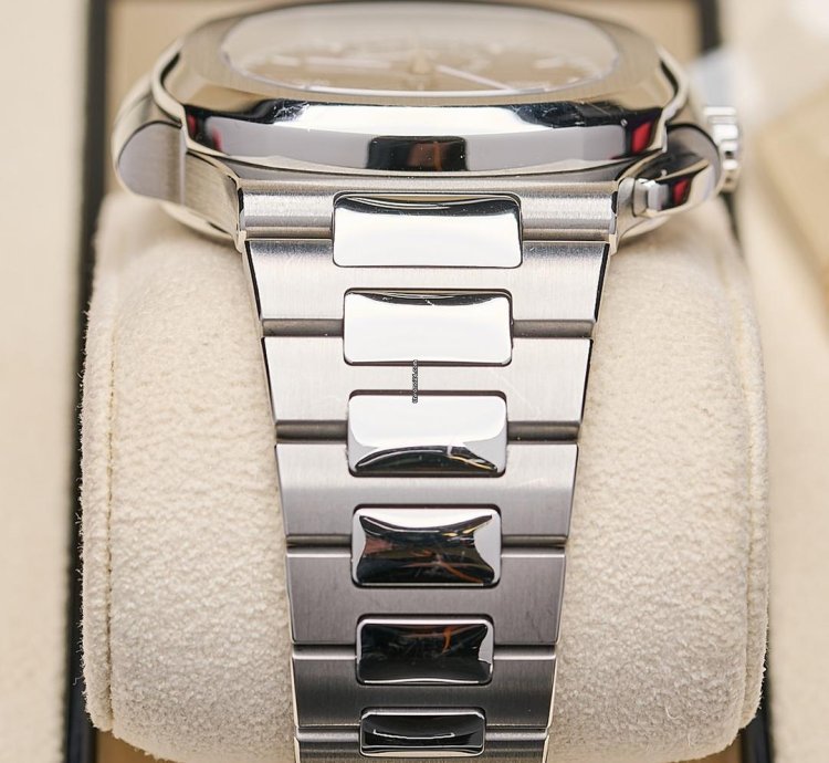 Patek Philippe Nautilus 5990 1a 2020 Grey