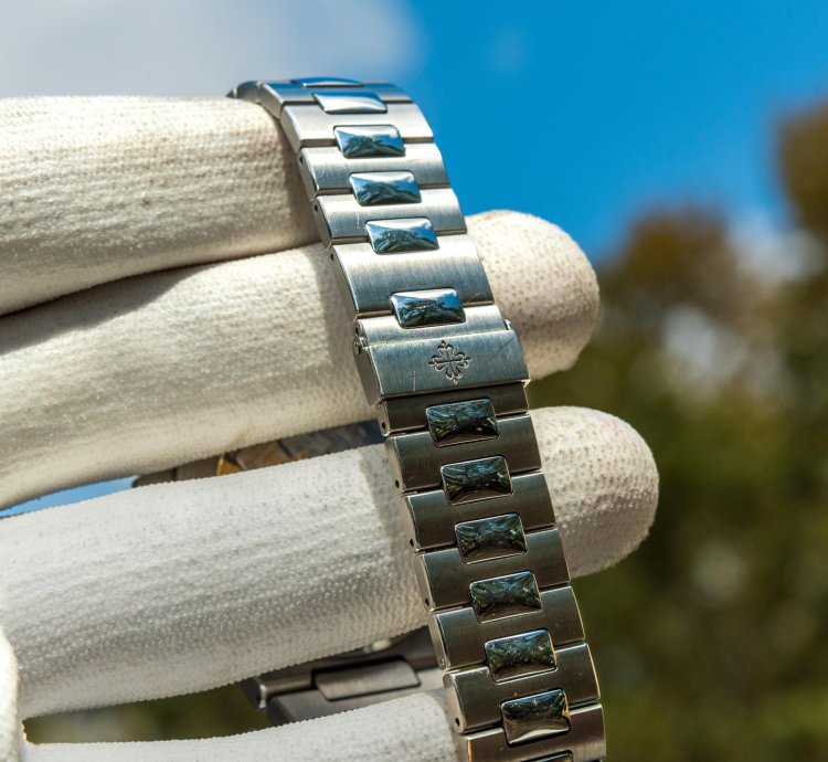 Patek Philippe Nautilus 5990 1a Grey Dial