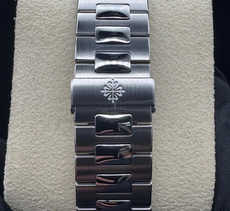 Patek Philippe Nautilus 5990 1a-001