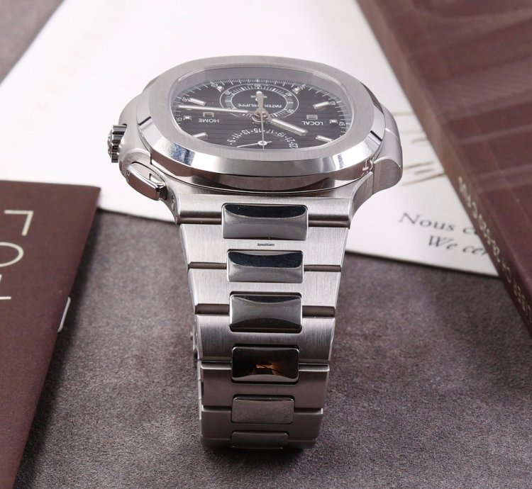 Patek Philippe Nautilus 5990 1a-001 - Full Set - Like New Condition - 2018
