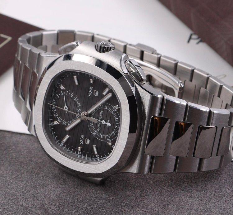 Patek Philippe Nautilus 5990 1a-001 - Full Set - Like New Condition - 2018