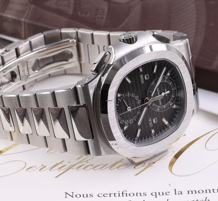 Patek Philippe Nautilus 5990 1a-001 - Full Set - Like New Condition - 2018