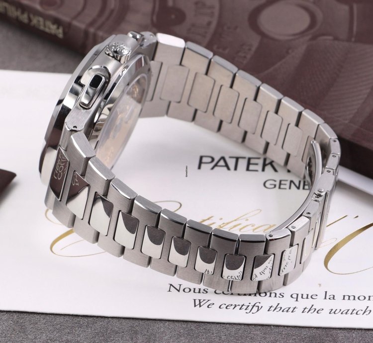 Patek Philippe Nautilus 5990 1a-001 - Full Set - Like New Condition - 2018
