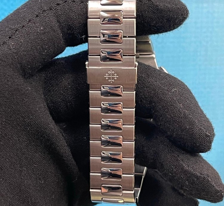 Patek Philippe Nautilus 5990 1a-001 Nautilus