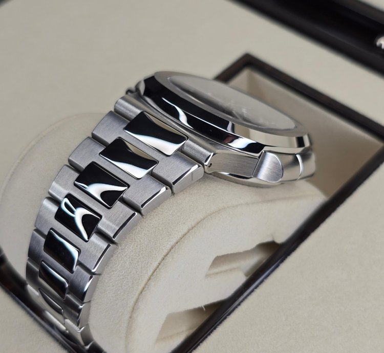Patek Philippe Nautilus 5990 1a-001 Travel Time