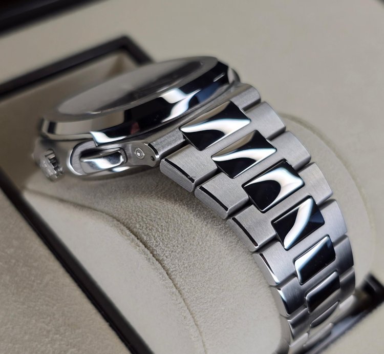 Patek Philippe Nautilus 5990 1a-001 Travel Time