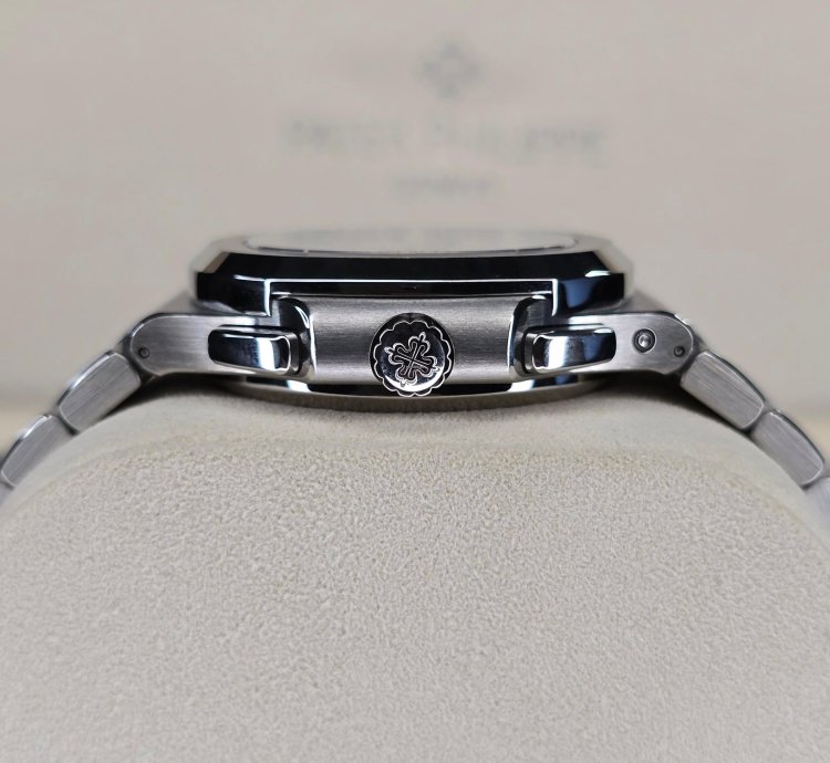 Patek Philippe Nautilus 5990 1a-001 Travel Time