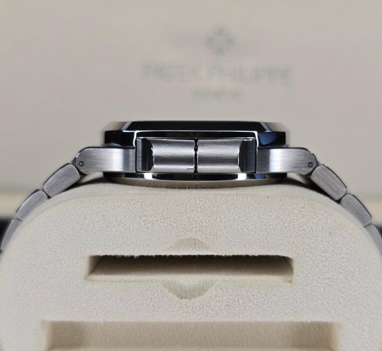 Patek Philippe Nautilus 5990 1a-001 Travel Time