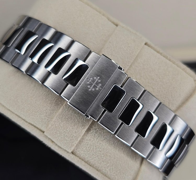 Patek Philippe Nautilus 5990 1a-001 Travel Time