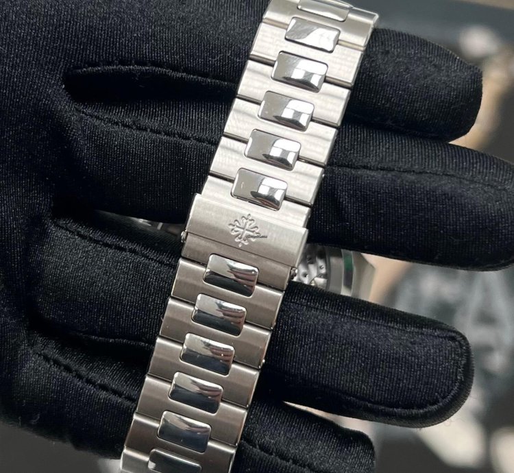 Patek Philippe Nautilus 5990 2017
