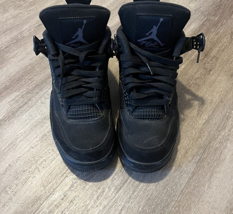 Black Cat Jordan 4